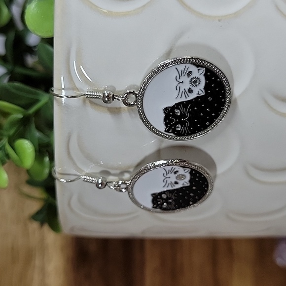 🔥LAST PAIR🔥 YIN & YANG CATS Charm Drop Earrings - Picture 4 of 7